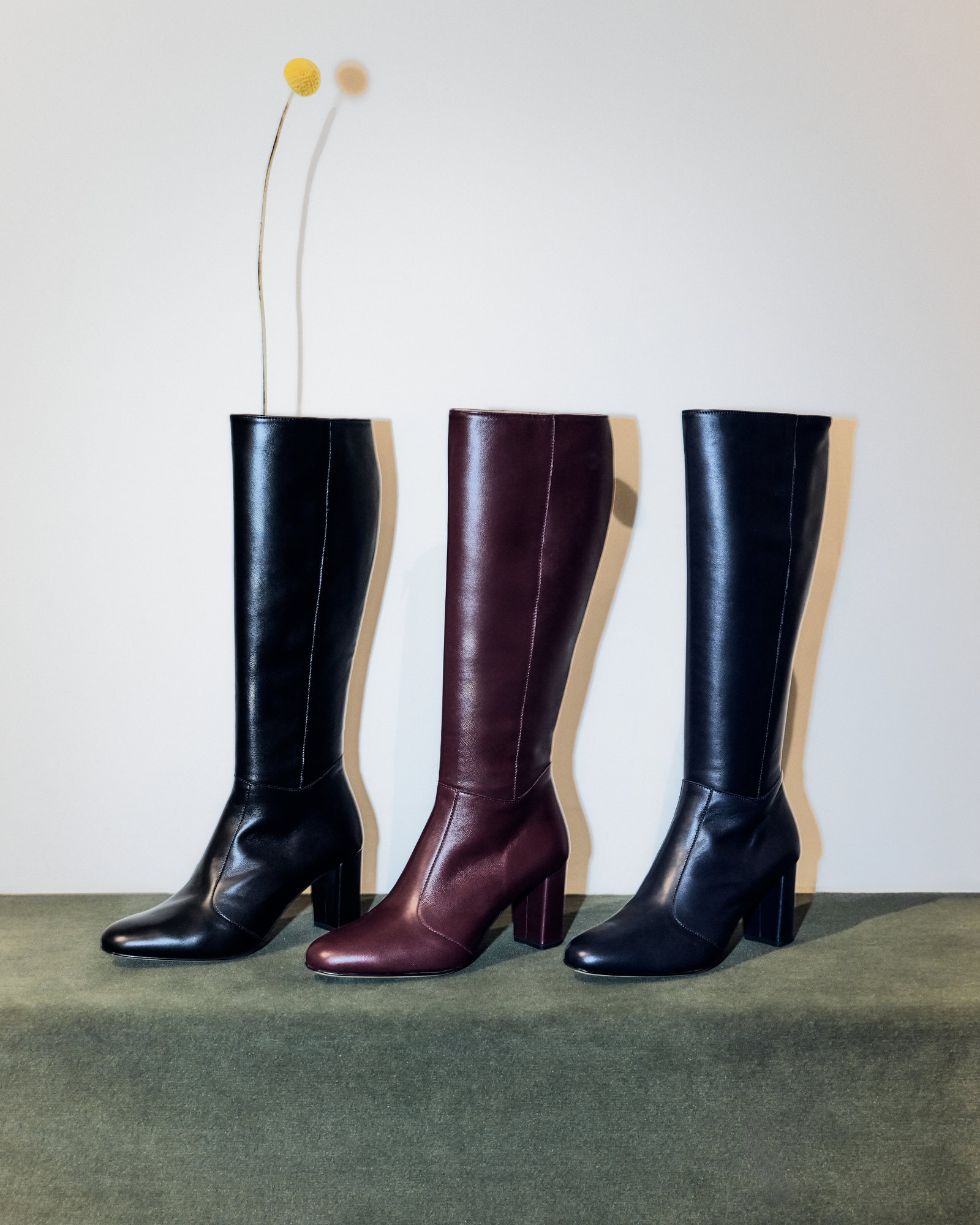 Bottes 58m posées sur un feutre vert